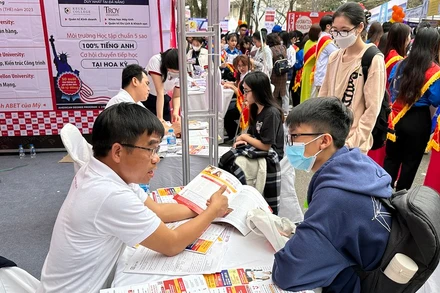 Tư vấn tuyển sinh tại Trường đại học Duy Tân.