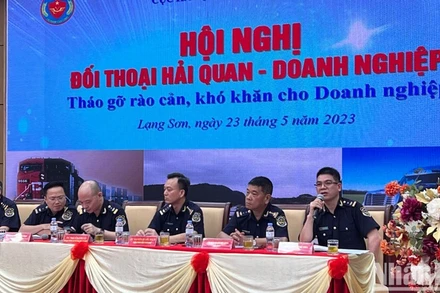 Lãnh đạo Cục Hải quan Lạng Sơn và đại diện các Chi cục hải quan tại các cửa khẩu trên địa bàn đối thoại với doanh nghiệp.