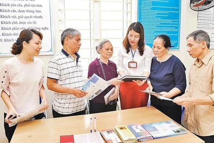 Cán bộ UBND phường Giáp Bát, quận Hoàng Mai (Hà Nội) tiếp xúc, đối thoại, giải quyết các kiến nghị, bức xúc của nhân dân. (Ảnh: ÐĂNG KHOA)