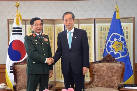 Thủ tướng Hàn Quốc Han Duck-soo đón chào Bộ trưởng Phan Văn Giang và đoàn. (Ảnh: qdnd.vn)