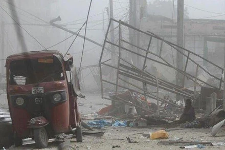 Hiện trường vụ nổ gần tòa nhà Bộ Giáo dục Somalia trên đường K5 ở thủ đô Mogadishu, ngày 29/10/2022. (Ảnh: Reuters)