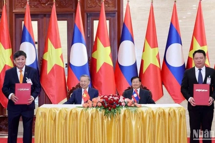 Vietjet trao thỏa thuận hợp tác với Bộ Công chính và vận tải Lào về kết nối vận tải hàng không tại Lào trước sự chứng kiến của Chủ tịch nước Tô Lâm và Tổng Bí thư, Chủ tịch nước Lào Thongloun Sisoulith cùng lãnh đạo cấp cao hai nước.