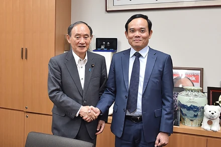 Phó Thủ tướng Chính phủ Trần Lưu Quang gặp nguyên Thủ tướng Nhật Bản Suga Yoshihide. (Ảnh: VGP/Hải Minh)