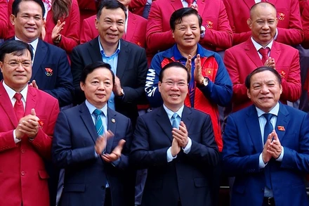 Chủ tịch nước Võ Văn Thưởng chụp ảnh cùng các vận động viên, huấn luyện viên tiêu biểu của Đoàn thể thao Việt Nam tại SEA Games 32. (Ảnh: Hồng Quân)