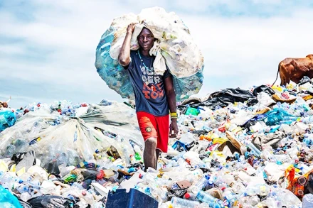 Rác thải nhựa đang tăng lên theo cấp số nhân trên toàn cầu. Ảnh: Petapixel