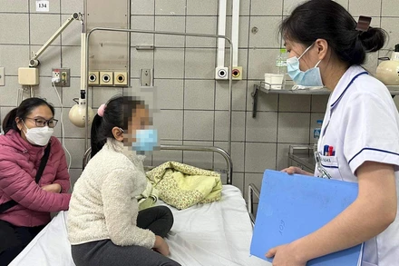 Học sinh Trường Tiểu học Kim Giang được chăm sóc tại Bệnh viện Bạch Mai. (Ảnh: hanoimoi.com.vn)