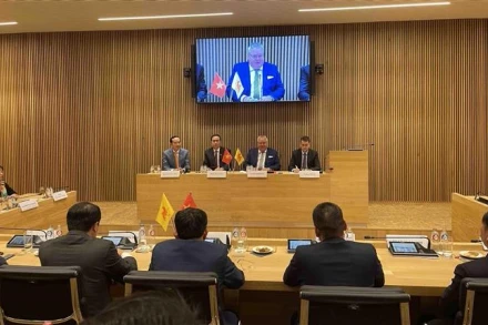 Quang cảnh buổi làm việc của Phó Chủ tịch Thường trực Quốc hội Trần Thanh Mẫn và Chủ tịch Nghị viện Vùng Wallonie André Frédéric. (Ảnh: Hương Giang/TTXVN)