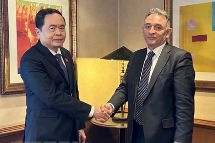 Phó Chủ tịch Thường trực Quốc hội Trần Thanh Mẫn tiếp Tổng Bí thư Đảng Cộng sản Tây Ban Nha (PCE), Enrique Fernando Santiago Romero (Enrique Santiago) ngày 15/3 tại Madrid. (Ảnh: Thu Hà/TTXVN)