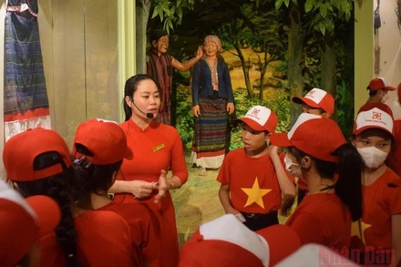 Học sinh thành phố Đồng Hới tham quan, tìm hiểu tại Bảo tàng Tổng hợp Quảng Bình.