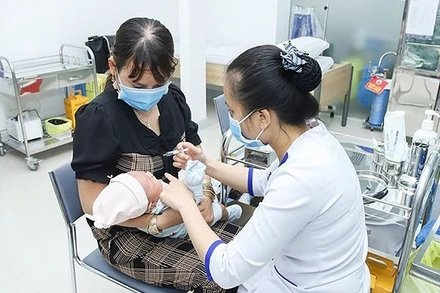 Tiêm vaccine trong chương trình tiêm chủng mở rộng là biện pháp phòng ngừa bệnh an toàn và hiệu quả dành cho trẻ. (Ảnh: ST)