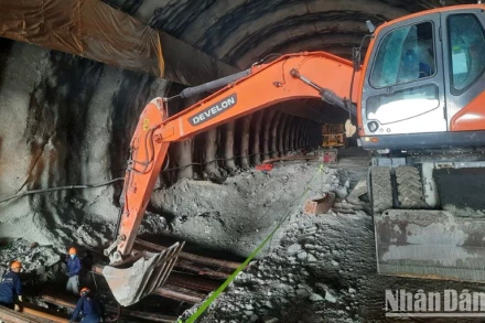 Thi công hầm đường bộ thuộc dự án đường cao tốc bắc-nam giai đoạn II.