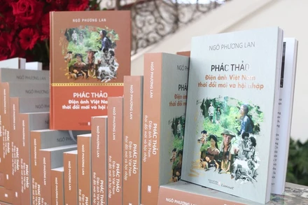 Cuốn sách “Phác thảo điện ảnh Việt Nam thời đổi mới và hội nhập” của Tiến sĩ Ngô Phương Lan. (Ảnh: VGP)