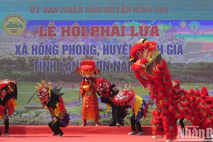 Các đội văn nghệ quần chúng ở huyện Bình Gia (Lạng Sơn), tham gia tiết mục múa sư tử, chào mừng lễ hội Phài Lừa.