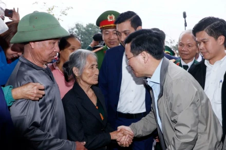 Chủ tịch nước Võ Văn Thưởng với nhân dân xã Thanh Thủy, huyện Thanh Chương, tỉnh Nghệ An. (Ảnh: Thống Nhất/TTXVN) 