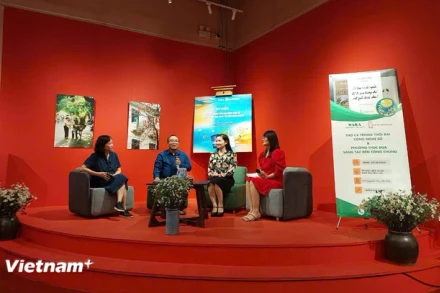 Nhà thơ Trần Đăng Khoa trao đổi tại tọa đàm về công nghệ số và văn chương. 