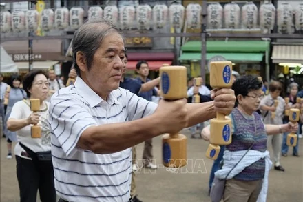 Người cao tuổi Nhật Bản tập thể dục trong công viên ở Tokyo. Ảnh: AFP/TTXVN