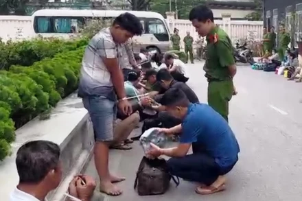 Công an bắt giữ các đối tượng trong trong nhóm tội phạm.