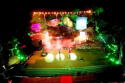 Quang cảnh Lễ hội tình yêu hòn Trống Mái