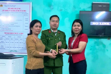 Công an xã Thọ Xương cùng cô giáo bàn giao dây chuyền vàng cho chủ sở hữu.