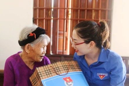 Đại diện Tỉnh đoàn Thanh Hóa trao phần quà nhỏ cùng lời tri ân Bà mẹ Việt Nam Anh hùng Nguyễn Thị Tuyến ở xã Hà Tân, huyện Hà Trung.