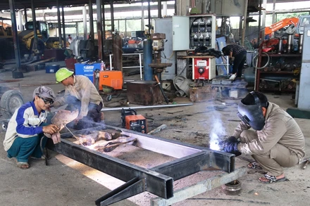 Người lao động làm việc ở một cơ sở sản xuất.