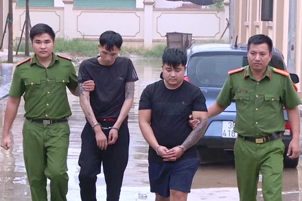 Công an bắt giữ, áp giải đối tượng buôn bán ma túy.