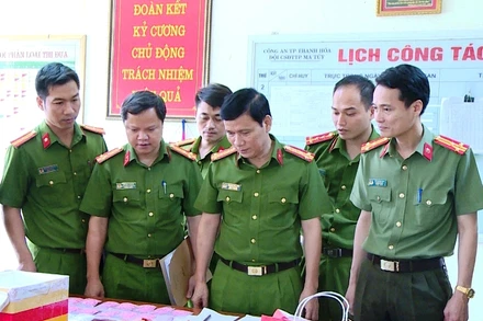 Công an Thanh Hóa xem tang vật vụ án cùng các loại ma túy mới.