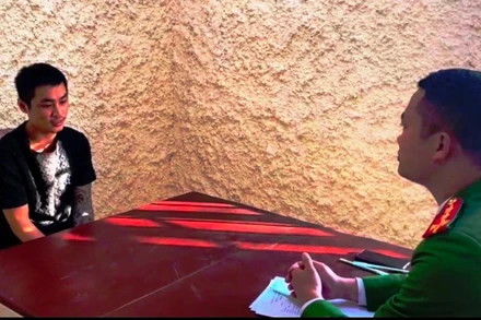 Công an xét hỏi đối tượng Nguyễn Văn Cường.