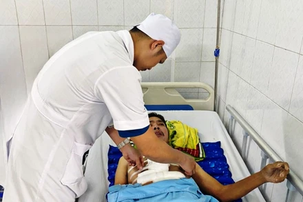 Bác sĩ thăm khám, kiểm tra vết thương cho bệnh nhân.