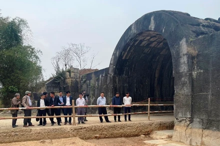 Hố khai quật phía trong cổng Đông thành nhà Hồ.