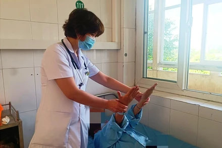 Bác sĩ khám vận động cho bệnh nhân.