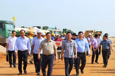 Thủ tướng Chính phủ cùng các thành viên đoàn công tác kiểm tra thi công đường bộ cao tốc bắc-nam , đoạn từ nút giao Đông Xuân đến Quốc lộ 45.