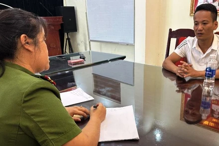 Công an xét hỏi chủ quán karaoke.