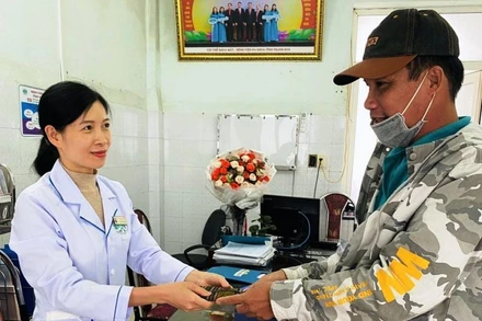 Điều dưỡng Trần Thị Thu giao trả tài sản cho chủ nhân.