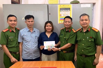 Công an xã Hoằng Thịnh trao trả 20 triệu đồng cho chủ tài khoản.