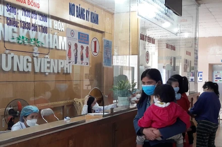 Phụ huynh đăng ký khám, chữa bệnh cho trẻ em. (Ảnh minh họa)