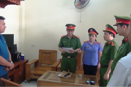 Cơ quan chức năng thi hành quyết định khởi tố, bắt giam bị can.