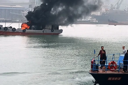 Hỏa hoạn phát sinh trên tàu chở dầu đang neo đậu.