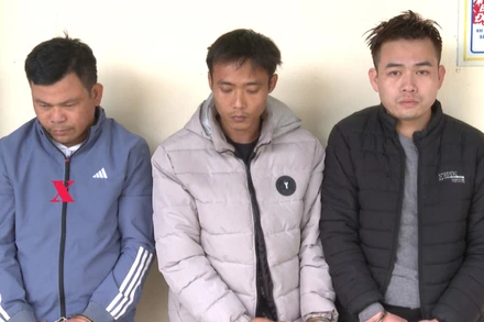 Đỗ Viết Lợi (dấu X) cùng 2 đối tượng tạt a-xít vào người dân.