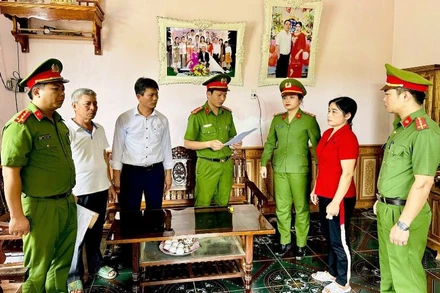 Cơ quan Cảnh sát điều tra thi hành Lệnh bắt tạm giam bị can Nguyễn Thị Minh (mặc áo đỏ).