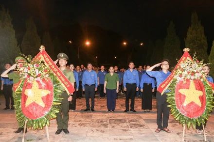 Tuổi trẻ Thanh Hóa viếng các anh hùng, liệt sĩ ở Nghĩa trang Liệt sĩ quốc tế Đồng Tâm, huyện miền núi Bá Thước.