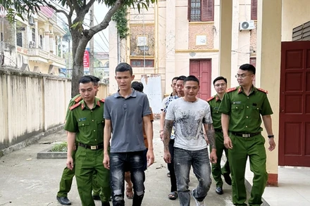 Công an dẫn giải nhóm đối tượng hoạt động "tín dụng đen".