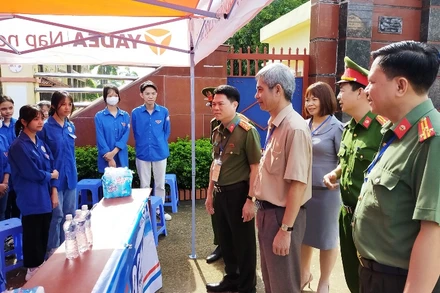 Công an Thanh Hóa cùng lãnh đạo điểm thi khích lệ, nhắc nhở thanh niên tình nguyện thực hiện tốt nhiệm vụ của mình.