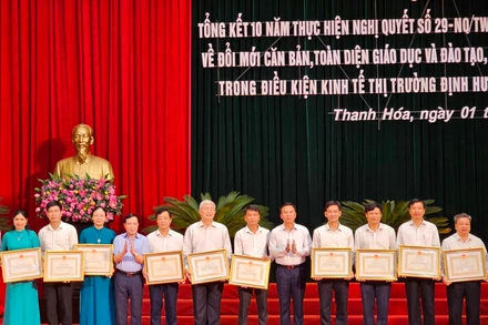 Lãnh đạo tỉnh Thanh Hóa trao tặng Bằng khen cho các tập thể có thành tích xuất sắc trong thực hiện Nghị quyết 29-NQ/TW.
