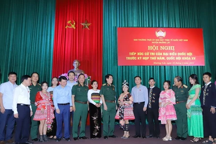 Các đại biểu Quốc hội khóa XV, cán bộ lực lượng vũ trang tỉnh Thanh Hóa với đồng bào huyện Mường Lát.