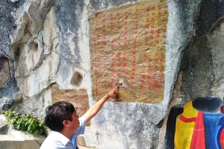 Hành vi khoan, vít đinh làm mất ký tự trên bia ký ở Chùa Quan Thánh, thành phố Thanh Hóa.