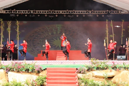 Tiết mục văn nghệ trong chương trình lễ hội Chí Linh Sơn.