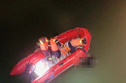 Lực lượng chức năng tìm thấy và vớt nạn nhân đuối nước trong hồ Hao Hao.