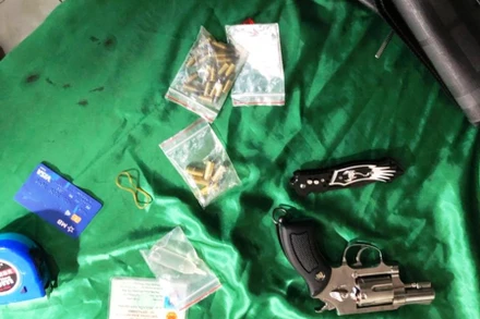 Vũ khí nóng và các tang vật liên quan vụ án.