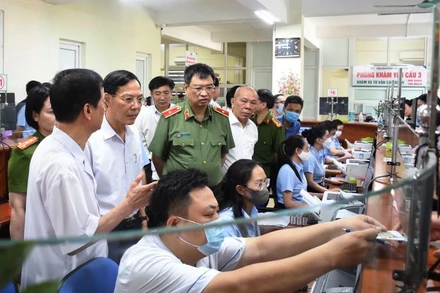 Lãnh đạo tỉnh Thanh Hóa kiểm tra việc vận hành khám chữa bệnh sử dụng thẻ căn cước công dân gắn chip điện tử và ứng dụng VNeID